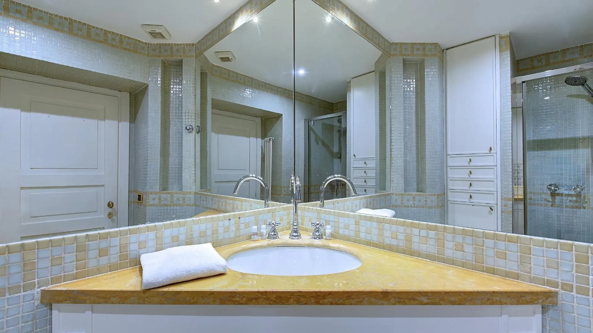 Irex Shining Apartment Near Colosseo Rome Italy